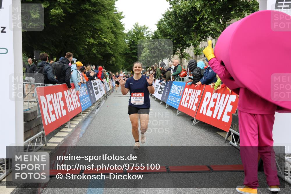 14.06.2026 - REWE Women's Run Strokosch-Dieckow http://msf.ph/oto/9755100 14.06.2026 09:47:33 Ziel 10081, 10118, 10488, 10994 meine-sportfotos.de