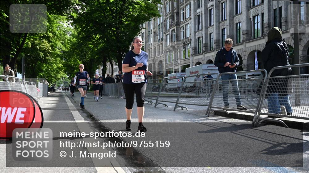 14.06.2026 - REWE Women's Run J. Mangold http://msf.ph/oto/9755159 14.06.2026 10:15:45 Ziel 10037, 10038, 10179 meine-sportfotos.de