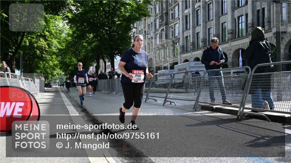 14.06.2026 - REWE Women's Run J. Mangold http://msf.ph/oto/9755161 14.06.2026 10:15:45 Ziel 10037, 10038, 10179 meine-sportfotos.de