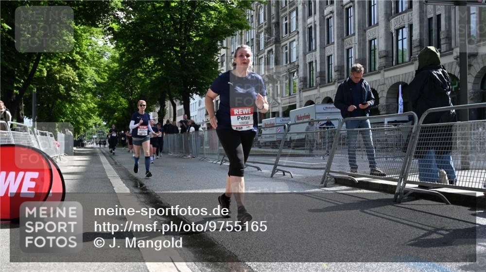 14.06.2026 - REWE Women's Run J. Mangold http://msf.ph/oto/9755165 14.06.2026 10:15:45 Ziel 10037, 10038, 10179 meine-sportfotos.de