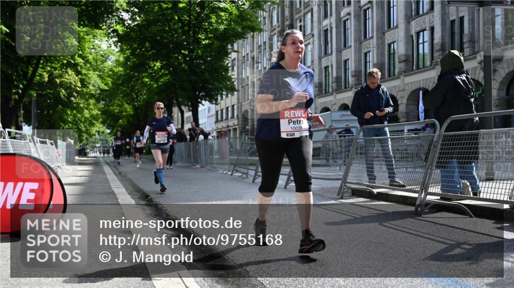 14.06.2026 - REWE Women's Run J. Mangold http://msf.ph/oto/9755168 14.06.2026 10:15:45 Ziel 10037, 10038, 10179 meine-sportfotos.de