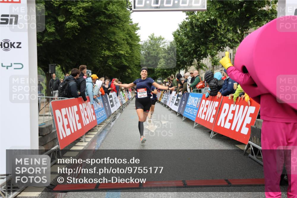 14.06.2026 - REWE Women's Run Strokosch-Dieckow http://msf.ph/oto/9755177 14.06.2026 09:47:31 Ziel 10081, 10118, 10488, 10994 meine-sportfotos.de