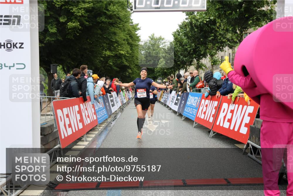 14.06.2026 - REWE Women's Run Strokosch-Dieckow http://msf.ph/oto/9755187 14.06.2026 09:47:31 Ziel 10081, 10118, 10488, 10994 meine-sportfotos.de