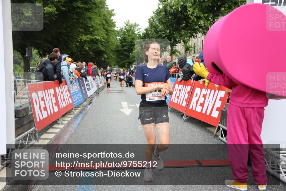14.06.2026 - REWE Women's Run Strokosch-Dieckow http://msf.ph/oto/9755212 14.06.2026 09:47:28 Ziel 10118, 10386, 10488, 10994 meine-sportfotos.de