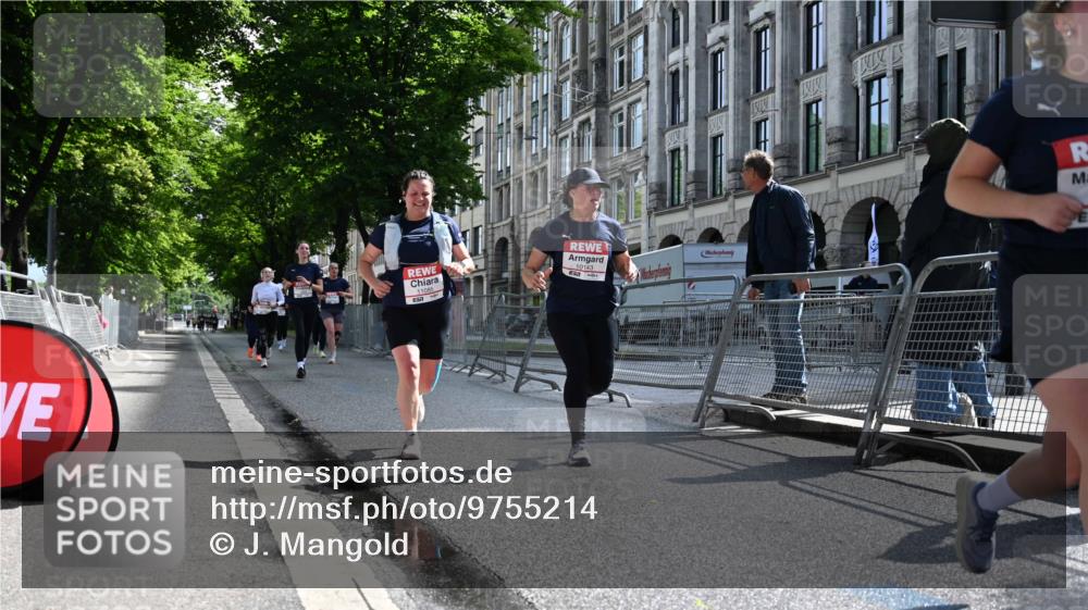 14.06.2026 - REWE Women's Run J. Mangold http://msf.ph/oto/9755214 14.06.2026 10:15:52 Ziel 10143, 10289, 11072, 11085 meine-sportfotos.de