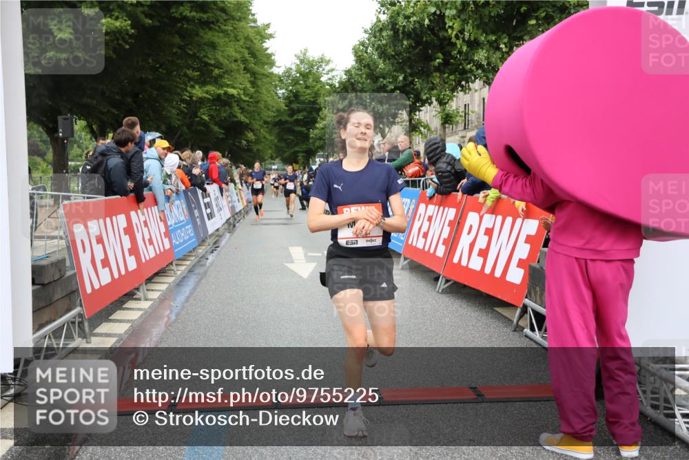 14.06.2026 - REWE Women's Run Strokosch-Dieckow http://msf.ph/oto/9755225 14.06.2026 09:47:28 Ziel 10118, 10386, 10488, 10994 meine-sportfotos.de