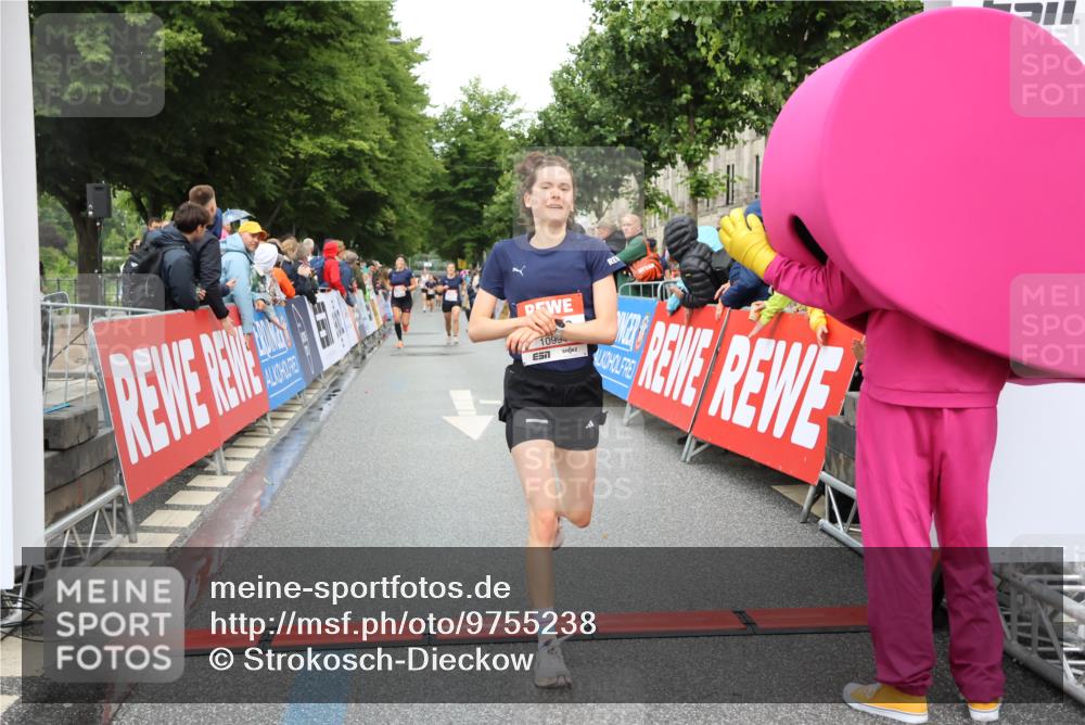 14.06.2026 - REWE Women's Run Strokosch-Dieckow http://msf.ph/oto/9755238 14.06.2026 09:47:28 Ziel 10118, 10386, 10488, 10994 meine-sportfotos.de