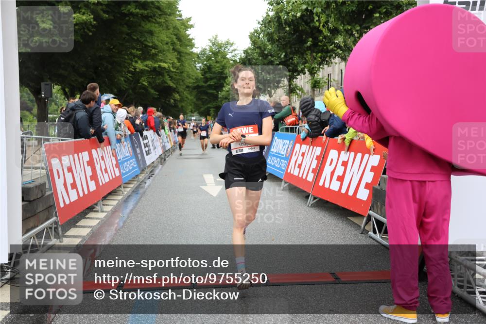 14.06.2026 - REWE Women's Run Strokosch-Dieckow http://msf.ph/oto/9755250 14.06.2026 09:47:28 Ziel 10118, 10386, 10488, 10994 meine-sportfotos.de