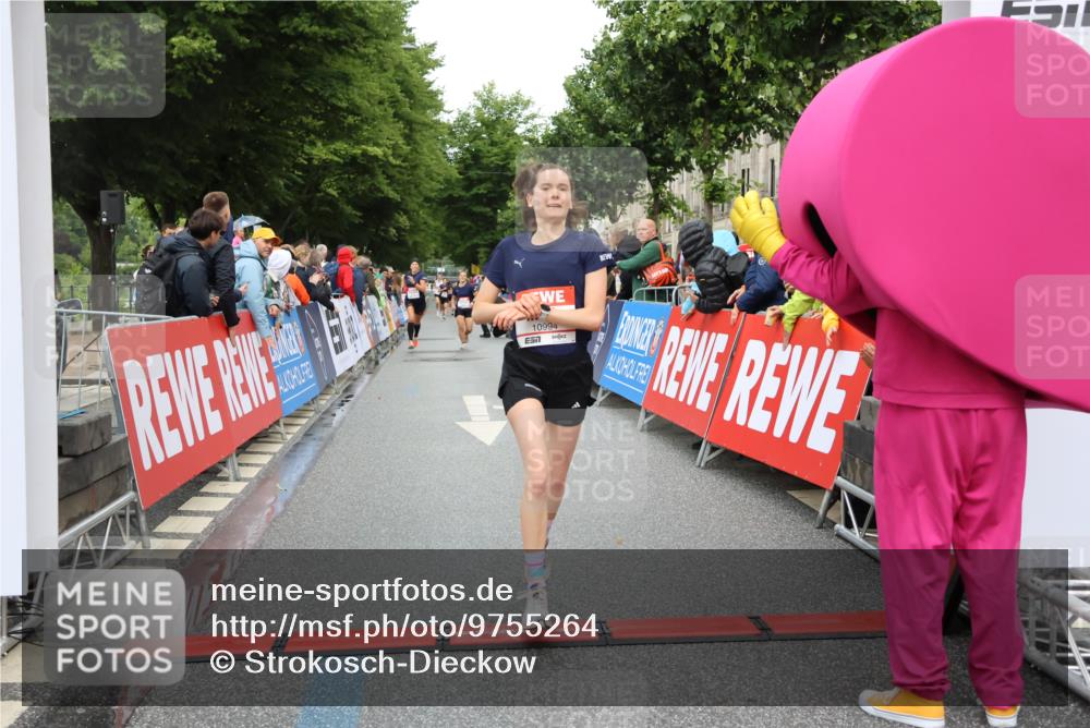 14.06.2026 - REWE Women's Run Strokosch-Dieckow http://msf.ph/oto/9755264 14.06.2026 09:47:27 Ziel 10386, 10488, 10994 meine-sportfotos.de