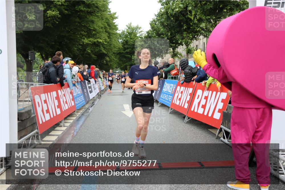 14.06.2026 - REWE Women's Run Strokosch-Dieckow http://msf.ph/oto/9755277 14.06.2026 09:47:27 Ziel 10386, 10488, 10994 meine-sportfotos.de