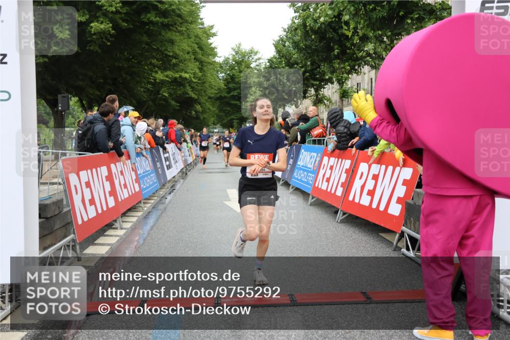 14.06.2026 - REWE Women's Run Strokosch-Dieckow http://msf.ph/oto/9755292 14.06.2026 09:47:27 Ziel 10386, 10488, 10994 meine-sportfotos.de
