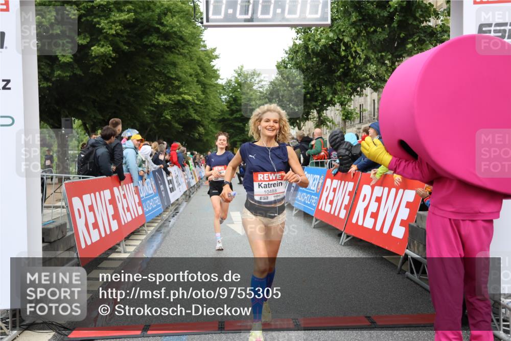 14.06.2026 - REWE Women's Run Strokosch-Dieckow http://msf.ph/oto/9755305 14.06.2026 09:47:26 Ziel 10386, 10488, 10994 meine-sportfotos.de