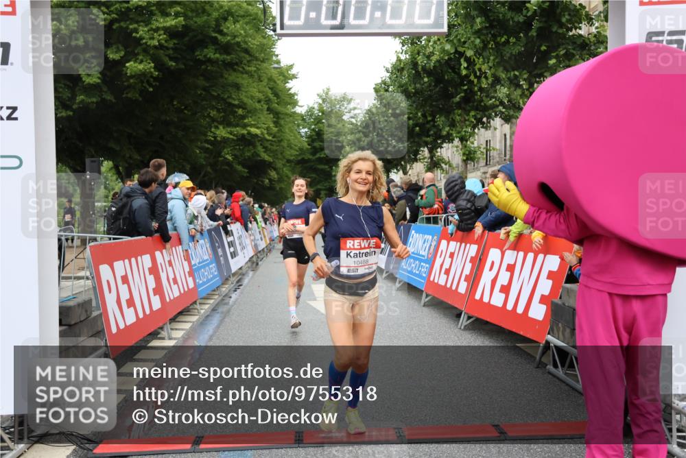 14.06.2026 - REWE Women's Run Strokosch-Dieckow http://msf.ph/oto/9755318 14.06.2026 09:47:26 Ziel 10386, 10488, 10994 meine-sportfotos.de