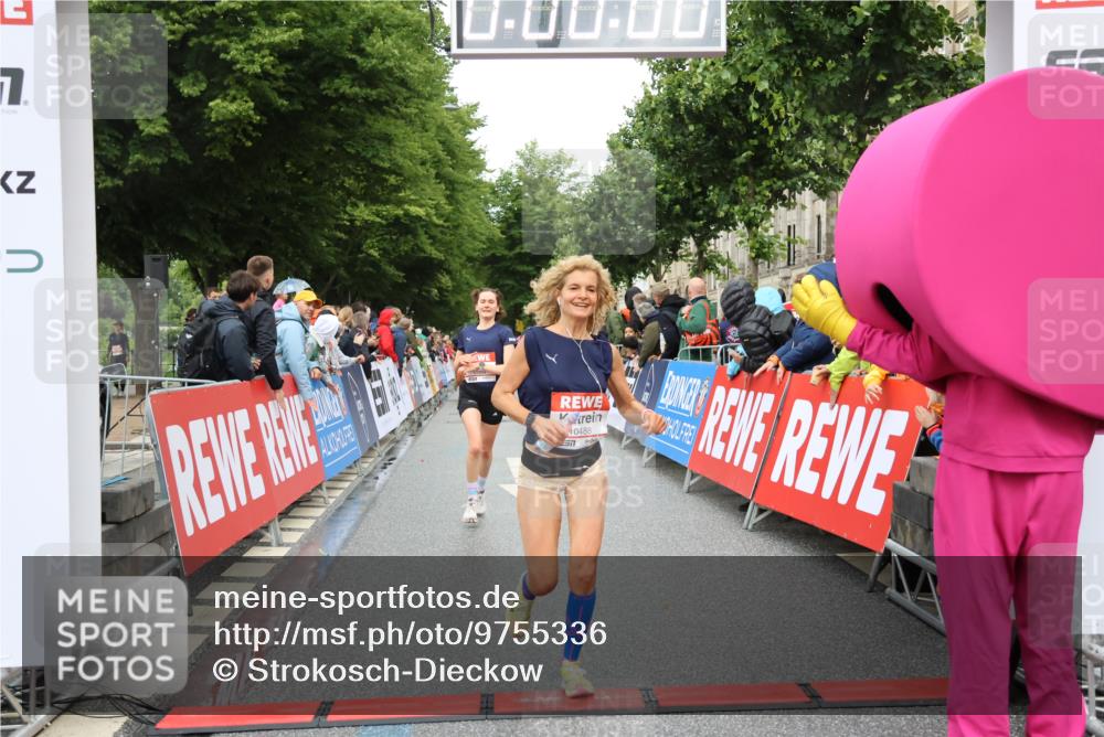 14.06.2026 - REWE Women's Run Strokosch-Dieckow http://msf.ph/oto/9755336 14.06.2026 09:47:26 Ziel 10386, 10488, 10994 meine-sportfotos.de