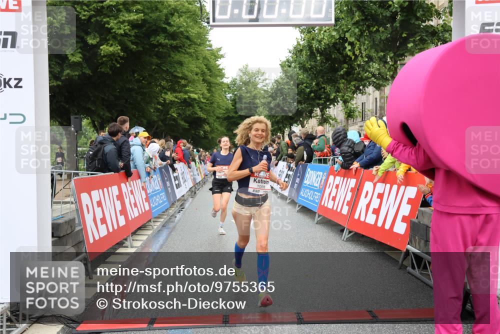 14.06.2026 - REWE Women's Run Strokosch-Dieckow http://msf.ph/oto/9755365 14.06.2026 09:47:26 Ziel 10386, 10488, 10994 meine-sportfotos.de