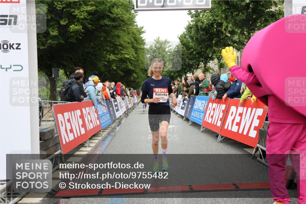 14.06.2026 - REWE Women's Run Strokosch-Dieckow http://msf.ph/oto/9755482 14.06.2026 09:47:21 Ziel 10386, 10601 meine-sportfotos.de