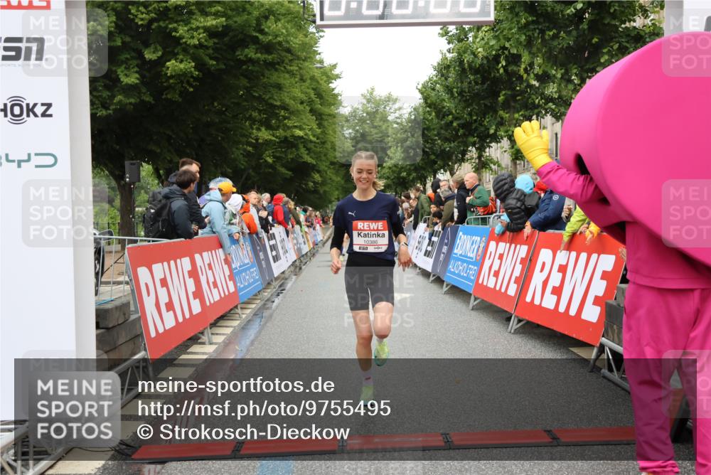 14.06.2026 - REWE Women's Run Strokosch-Dieckow http://msf.ph/oto/9755495 14.06.2026 09:47:21 Ziel 10386, 10601 meine-sportfotos.de