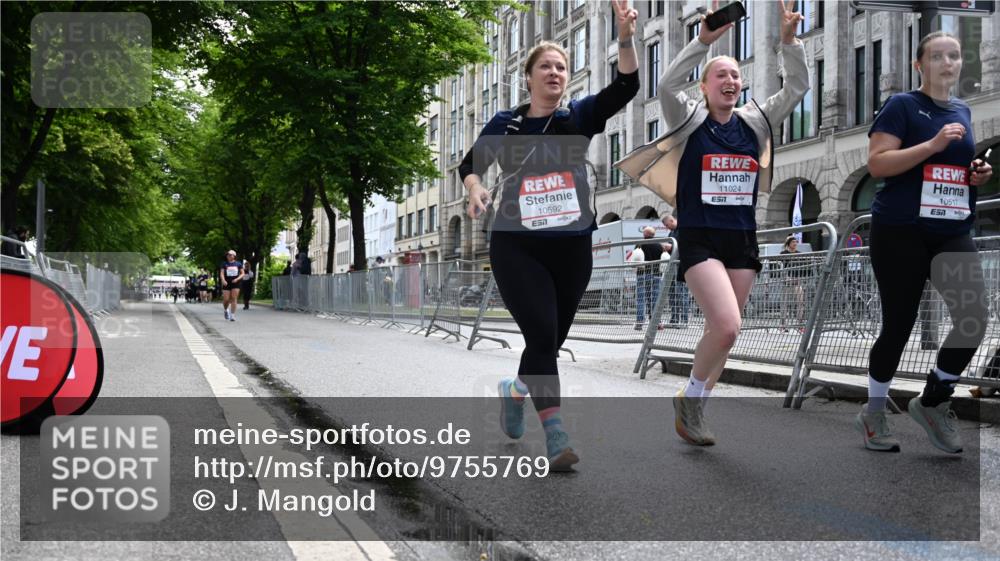 14.06.2026 - REWE Women's Run J. Mangold http://msf.ph/oto/9755769 14.06.2026 10:19:39 Ziel 10517, 10592, 11024 meine-sportfotos.de