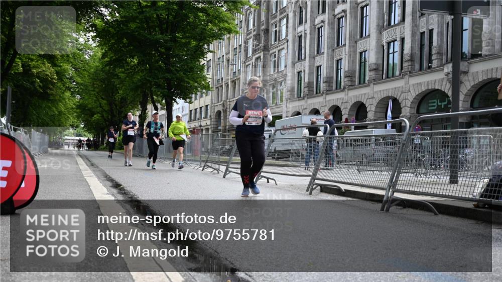 14.06.2026 - REWE Women's Run J. Mangold http://msf.ph/oto/9755781 14.06.2026 10:19:54 Ziel 11028, 11215, 11216 meine-sportfotos.de