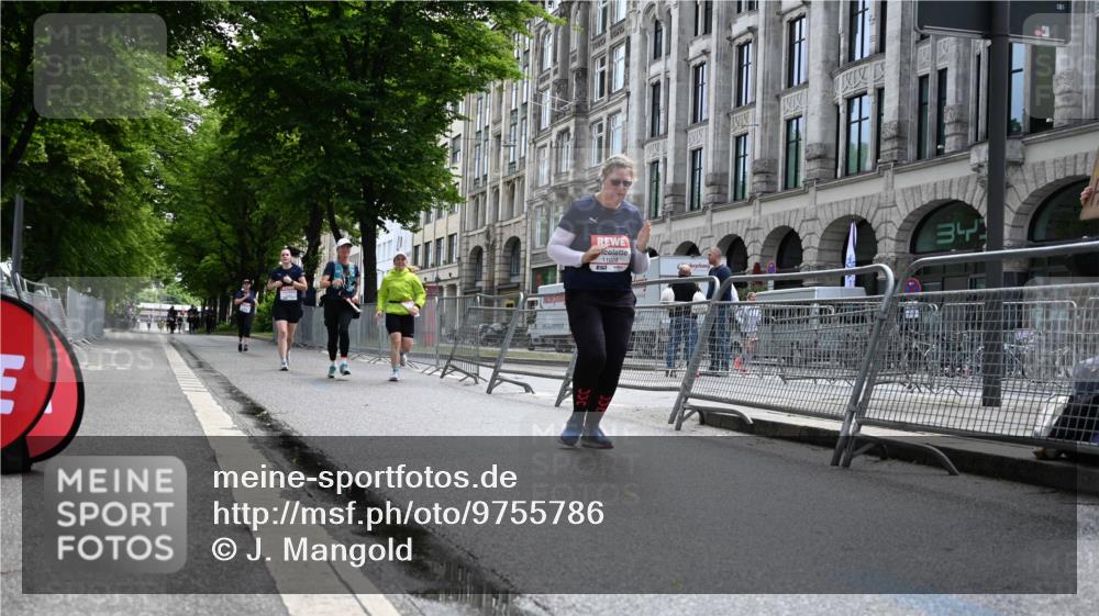 14.06.2026 - REWE Women's Run J. Mangold http://msf.ph/oto/9755786 14.06.2026 10:19:54 Ziel 11028, 11215, 11216 meine-sportfotos.de