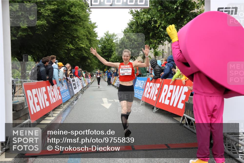 14.06.2026 - REWE Women's Run Strokosch-Dieckow http://msf.ph/oto/9755839 14.06.2026 09:47:02 Ziel 11492 meine-sportfotos.de
