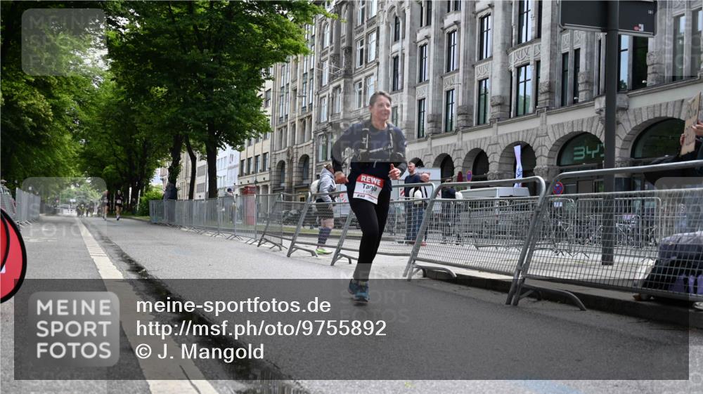 14.06.2026 - REWE Women's Run J. Mangold http://msf.ph/oto/9755892 14.06.2026 10:20:27 Ziel 10485, 10767, 11054 meine-sportfotos.de