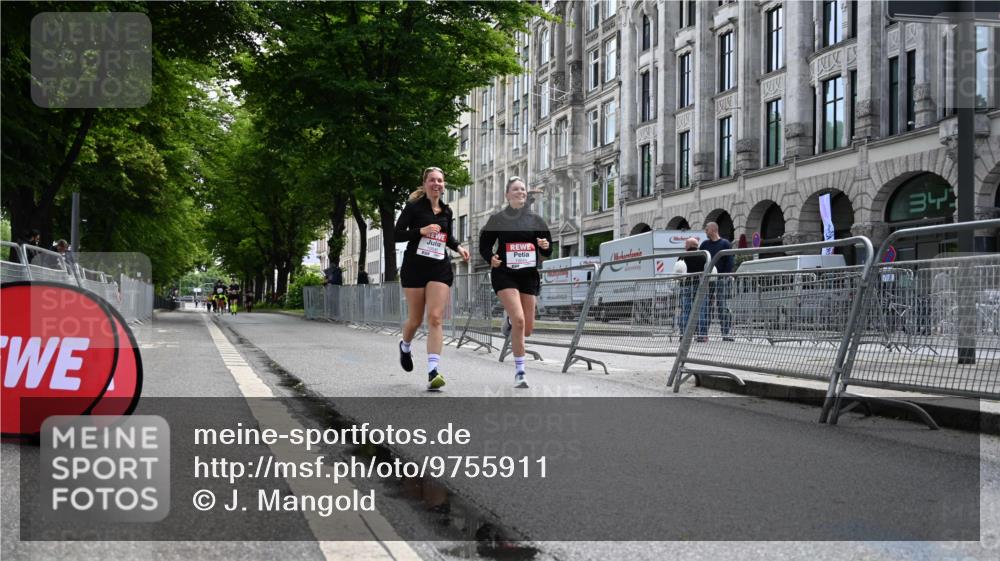 14.06.2026 - REWE Women's Run J. Mangold http://msf.ph/oto/9755911 14.06.2026 10:20:41 Ziel 10044, 10045 meine-sportfotos.de