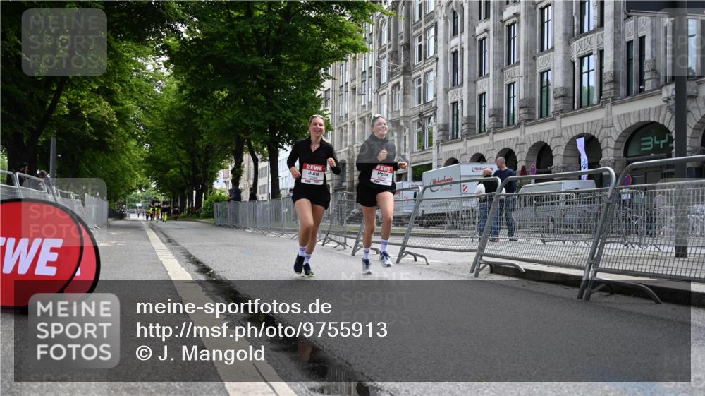 14.06.2026 - REWE Women's Run J. Mangold http://msf.ph/oto/9755913 14.06.2026 10:20:41 Ziel 10044, 10045 meine-sportfotos.de