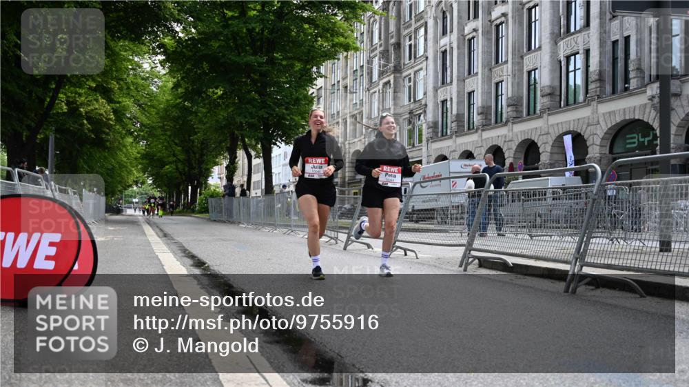 14.06.2026 - REWE Women's Run J. Mangold http://msf.ph/oto/9755916 14.06.2026 10:20:42 Ziel 10044, 10045 meine-sportfotos.de