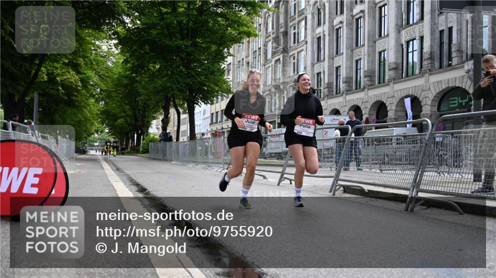 14.06.2026 - REWE Women's Run J. Mangold http://msf.ph/oto/9755920 14.06.2026 10:20:42 Ziel 10044, 10045 meine-sportfotos.de