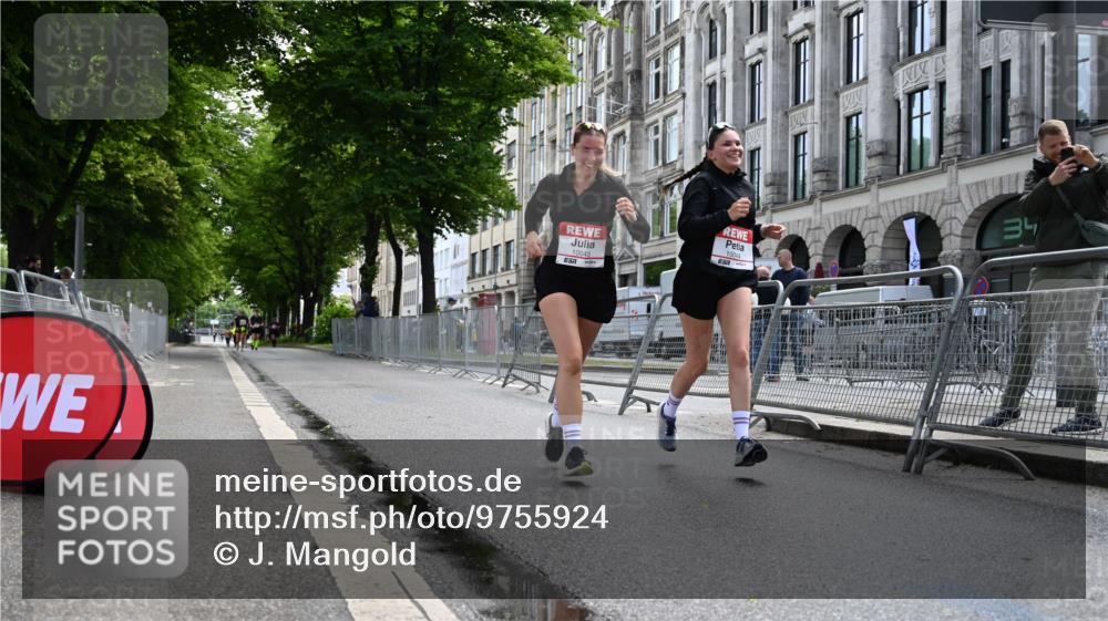 14.06.2026 - REWE Women's Run J. Mangold http://msf.ph/oto/9755924 14.06.2026 10:20:42 Ziel 10044, 10045 meine-sportfotos.de