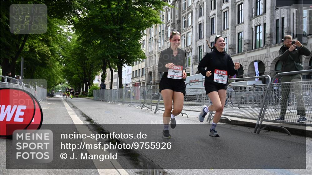 14.06.2026 - REWE Women's Run J. Mangold http://msf.ph/oto/9755926 14.06.2026 10:20:42 Ziel 10044, 10045 meine-sportfotos.de