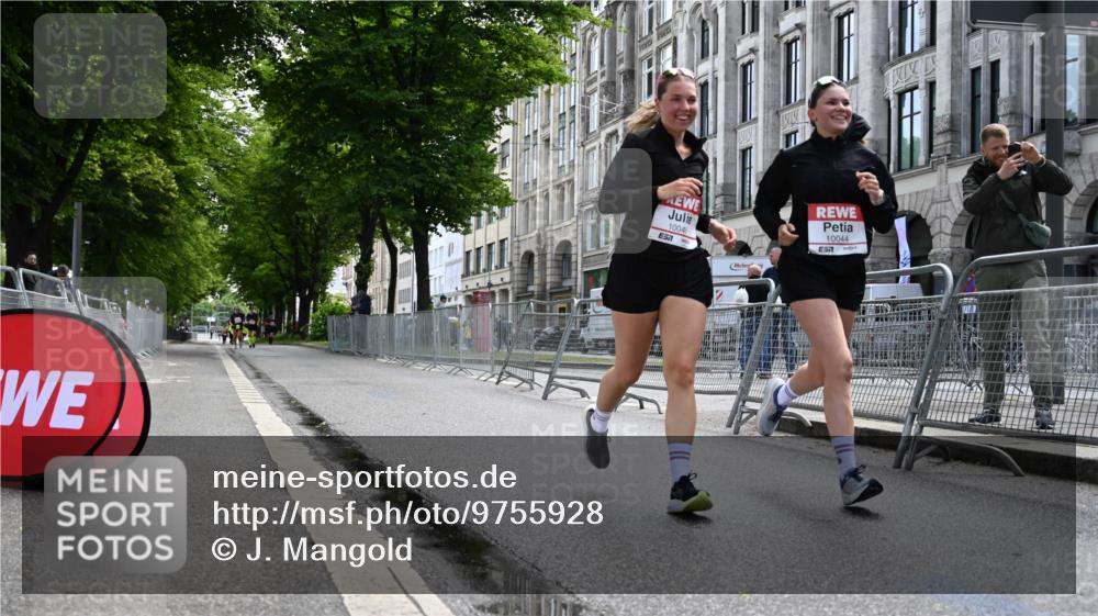 14.06.2026 - REWE Women's Run J. Mangold http://msf.ph/oto/9755928 14.06.2026 10:20:43 Ziel 10044, 10045 meine-sportfotos.de