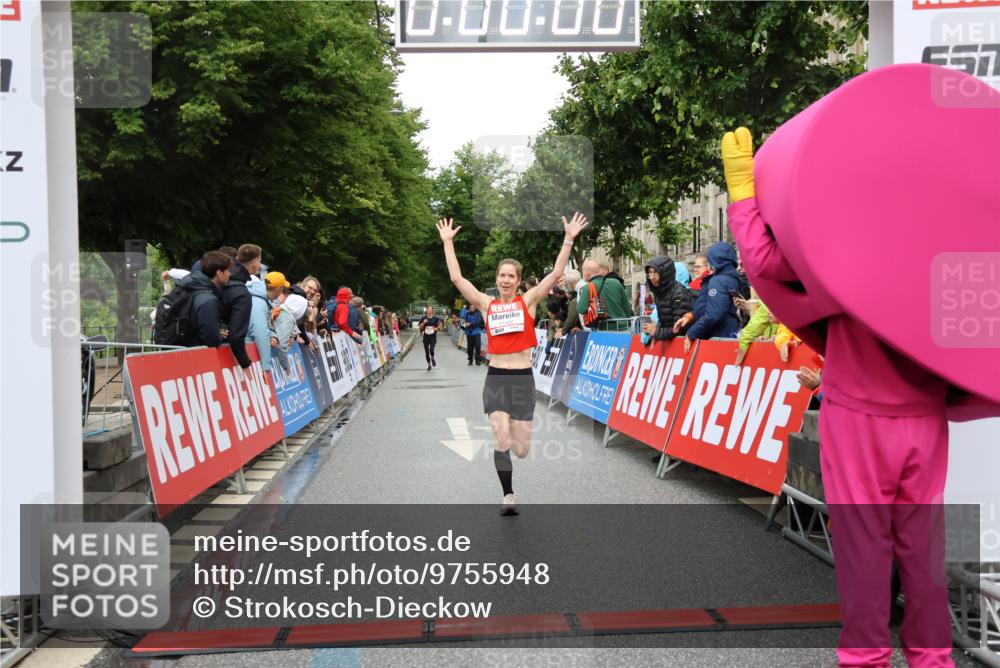 14.06.2026 - REWE Women's Run Strokosch-Dieckow http://msf.ph/oto/9755948 14.06.2026 09:47:01 Ziel 11492 meine-sportfotos.de