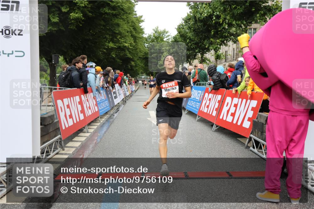 14.06.2026 - REWE Women's Run Strokosch-Dieckow http://msf.ph/oto/9756109 14.06.2026 09:46:46 Ziel 10892 meine-sportfotos.de