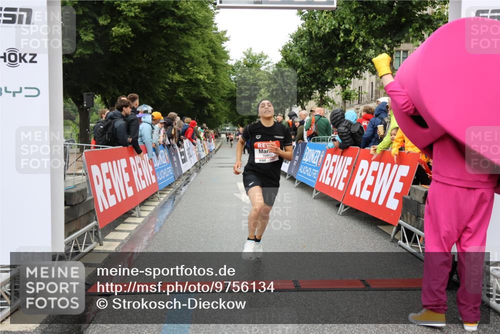 14.06.2026 - REWE Women's Run Strokosch-Dieckow http://msf.ph/oto/9756134 14.06.2026 09:46:45 Ziel 10892 meine-sportfotos.de