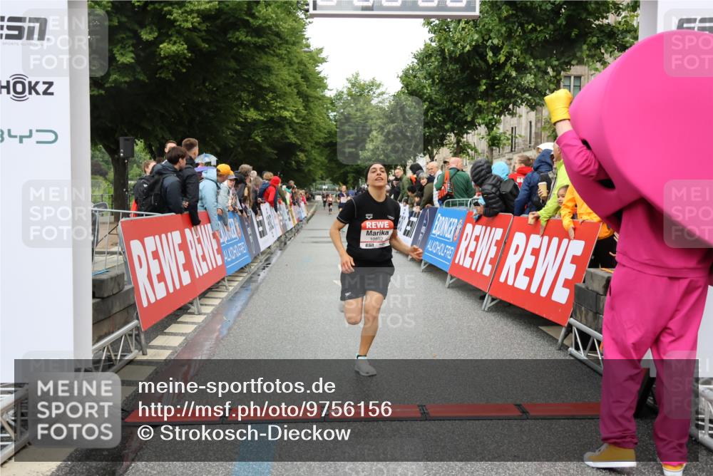 14.06.2026 - REWE Women's Run Strokosch-Dieckow http://msf.ph/oto/9756156 14.06.2026 09:46:45 Ziel 10892 meine-sportfotos.de