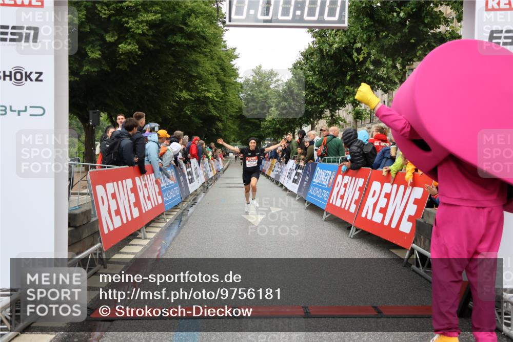 14.06.2026 - REWE Women's Run Strokosch-Dieckow http://msf.ph/oto/9756181 14.06.2026 09:46:44 Ziel 10892 meine-sportfotos.de