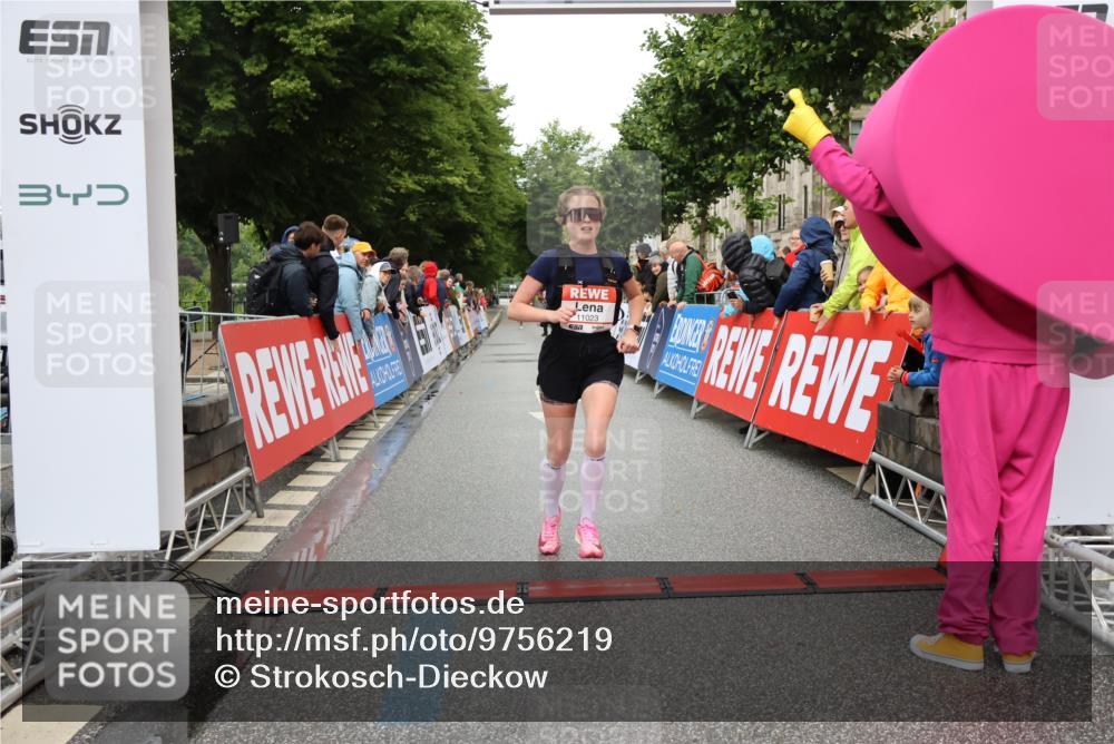 14.06.2026 - REWE Women's Run Strokosch-Dieckow http://msf.ph/oto/9756219 14.06.2026 09:46:33 Ziel 11023 meine-sportfotos.de