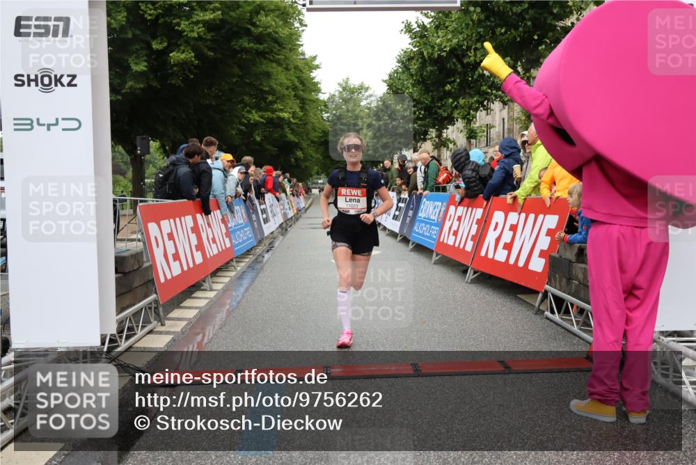 14.06.2026 - REWE Women's Run Strokosch-Dieckow http://msf.ph/oto/9756262 14.06.2026 09:46:33 Ziel 11023 meine-sportfotos.de