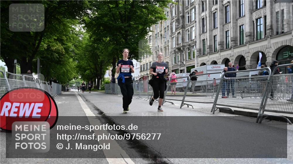 14.06.2026 - REWE Women's Run J. Mangold http://msf.ph/oto/9756277 14.06.2026 10:24:38 Ziel 11052, 11053 meine-sportfotos.de