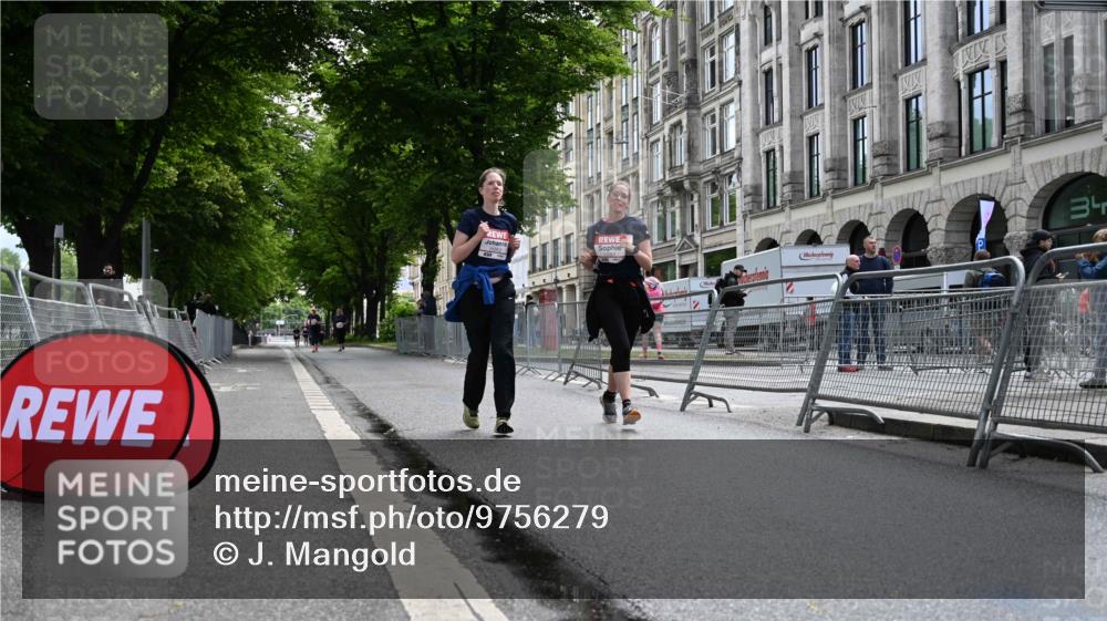 14.06.2026 - REWE Women's Run J. Mangold http://msf.ph/oto/9756279 14.06.2026 10:24:39 Ziel 11052, 11053 meine-sportfotos.de