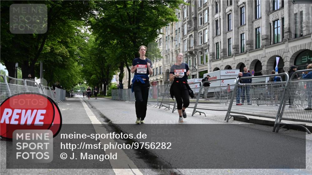 14.06.2026 - REWE Women's Run J. Mangold http://msf.ph/oto/9756282 14.06.2026 10:24:39 Ziel 11052, 11053 meine-sportfotos.de