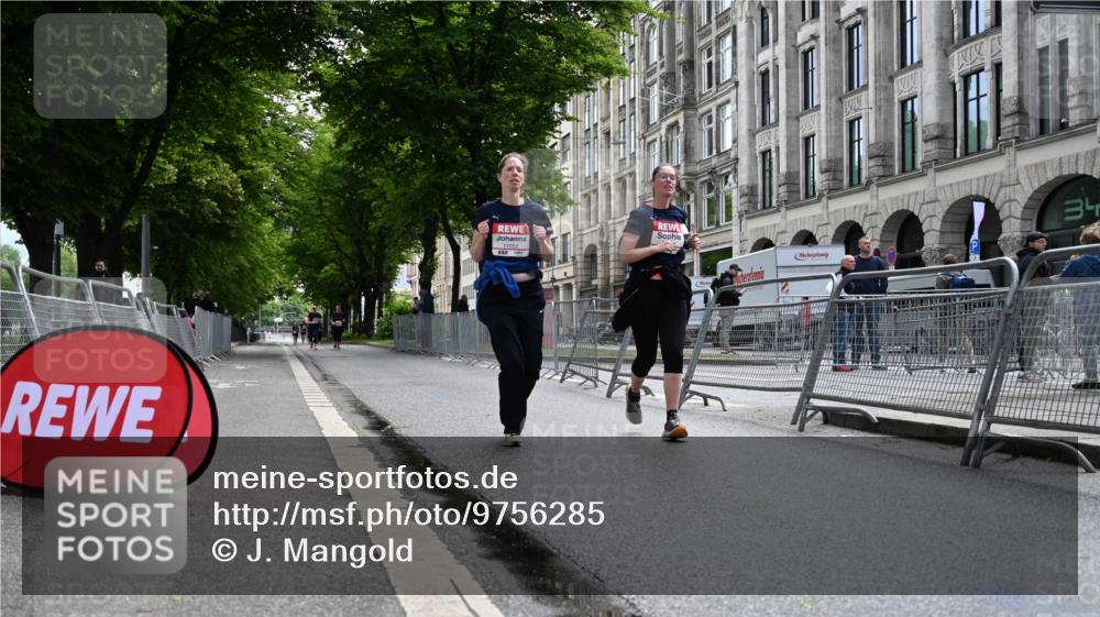 14.06.2026 - REWE Women's Run J. Mangold http://msf.ph/oto/9756285 14.06.2026 10:24:39 Ziel 11052, 11053 meine-sportfotos.de
