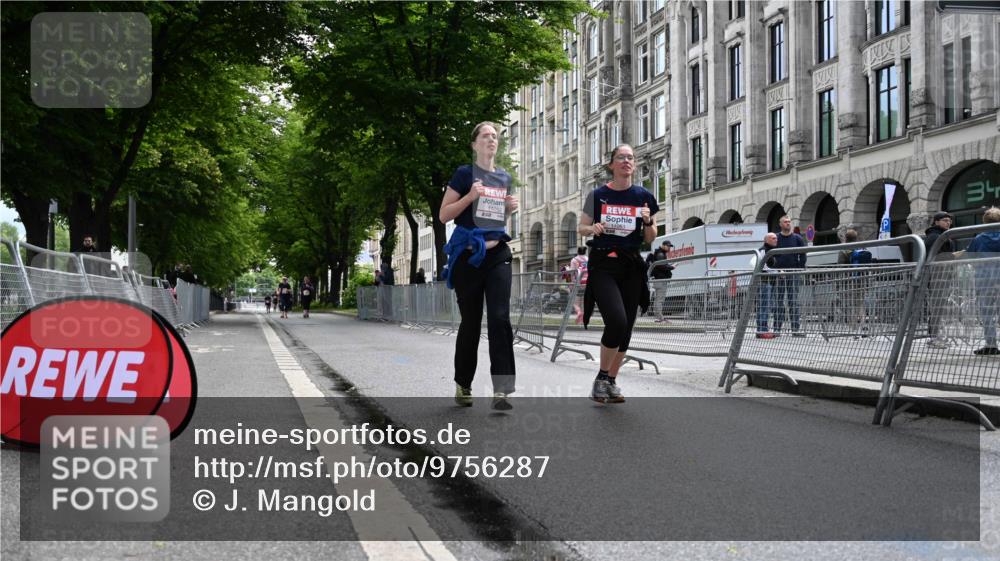 14.06.2026 - REWE Women's Run J. Mangold http://msf.ph/oto/9756287 14.06.2026 10:24:39 Ziel 11052, 11053 meine-sportfotos.de