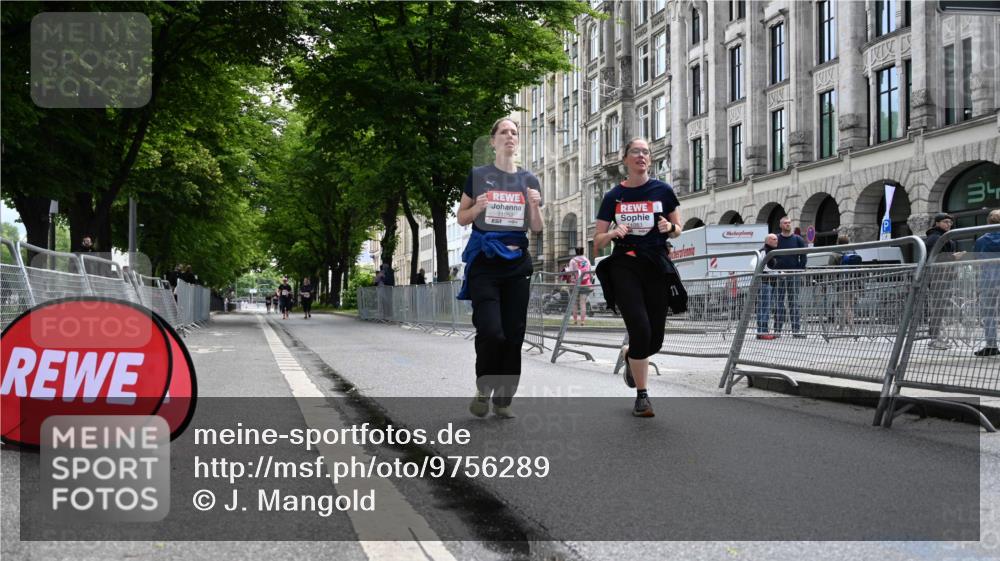 14.06.2026 - REWE Women's Run J. Mangold http://msf.ph/oto/9756289 14.06.2026 10:24:39 Ziel 11052, 11053 meine-sportfotos.de
