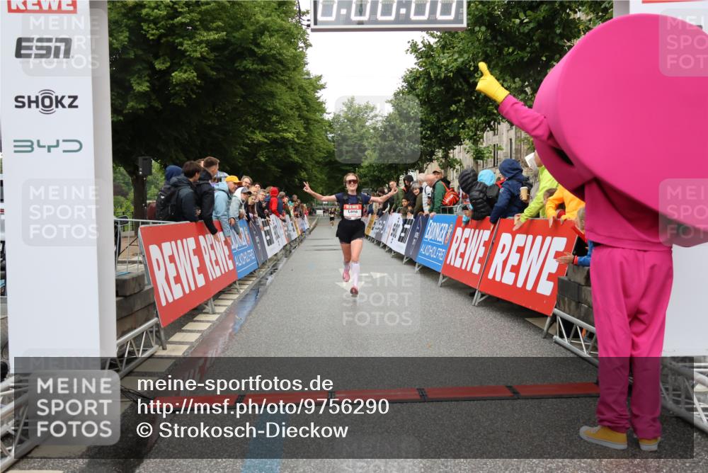 14.06.2026 - REWE Women's Run Strokosch-Dieckow http://msf.ph/oto/9756290 14.06.2026 09:46:31 Ziel 11023 meine-sportfotos.de