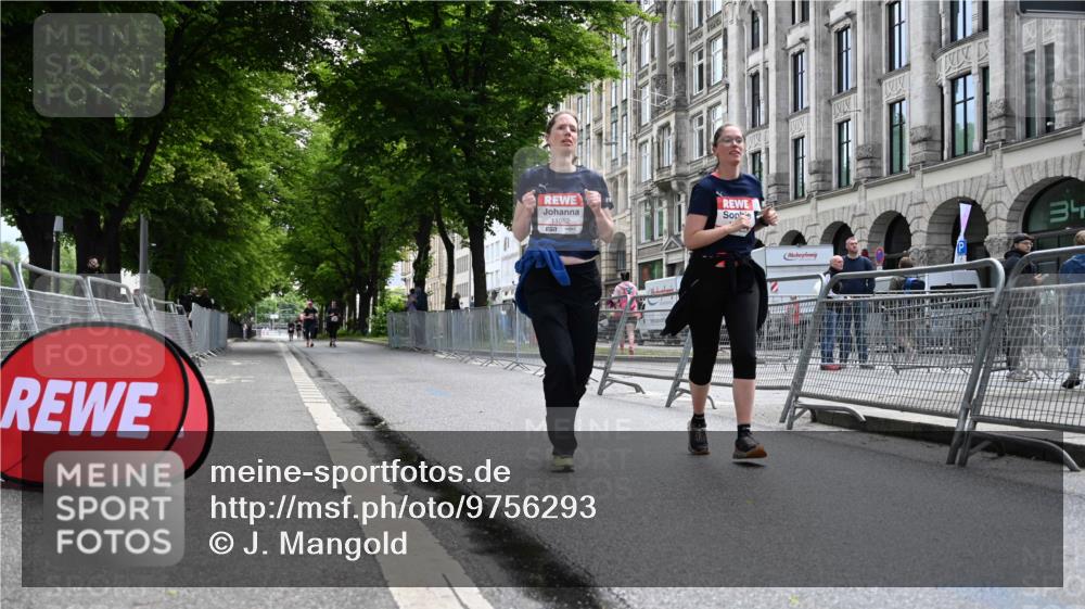 14.06.2026 - REWE Women's Run J. Mangold http://msf.ph/oto/9756293 14.06.2026 10:24:40 Ziel 11052, 11053 meine-sportfotos.de