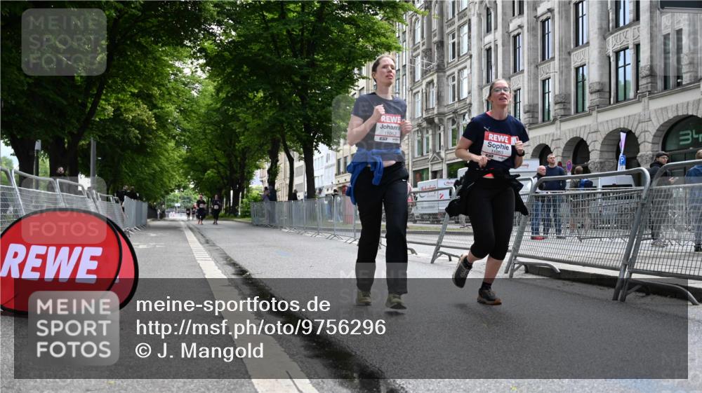 14.06.2026 - REWE Women's Run J. Mangold http://msf.ph/oto/9756296 14.06.2026 10:24:40 Ziel 11052, 11053 meine-sportfotos.de