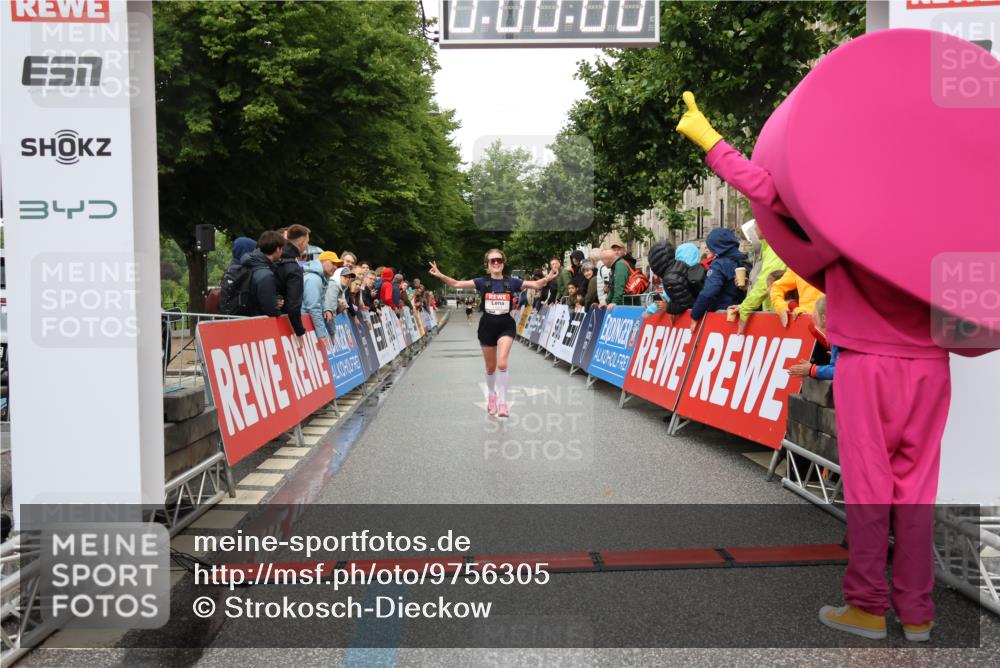 14.06.2026 - REWE Women's Run Strokosch-Dieckow http://msf.ph/oto/9756305 14.06.2026 09:46:31 Ziel 11023 meine-sportfotos.de